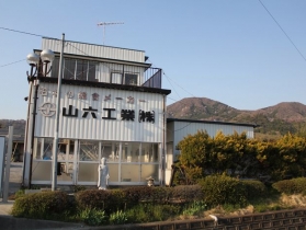 茨城県は『真壁石』が産出される加波山の麓にある本社・工場。山から切り出された石材を、多くの重機を用いて加工していきます。