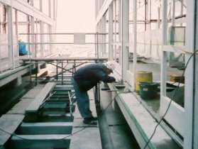 かつて建築石材を専門とする石屋で石工職人をしていた頃にはこんな仕事も。愛知万博の駅のホームで、石張り工事をしている時の様子です。</br><2004年1月　愛・地球博記念公園駅にて>
