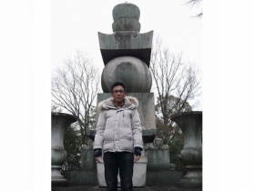 業界の勉強会のひとつである仏教墓塔研究会では、京都・智積院での3日間におよぶ勉強会へ参加。著名な石造物を巡るのも研修のひとつ。智積院裏手にある阿弥陀ヶ峰にて、豊臣秀吉公の高さ約10mにもおよぶ五輪石塔。