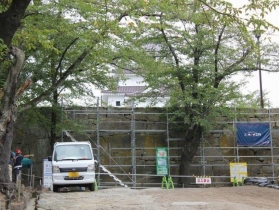鶴ヶ城の石垣補修の様子です。約70ヶ所の石垣の補修を行いました。