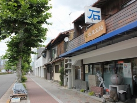北尾石材は大正10年の創業で、京都府を代表する墓石店です。京都有数の観光名所にアクセスできる東大路通沿い、百萬遍交差点すぐに本社はあります。