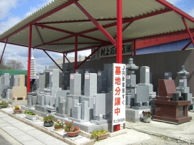 泉南本店には、屋内と屋外に展示場を設けています。墓石店を決める前に、お客様には村上石材店の施工を知っていただいております。南大阪エリアでお墓を建てたい方はぜひお立ち寄りください。