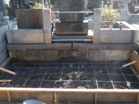 お墓を建てる上でもっとも重要な基礎工事です。強度を上げるために、10mmの鉄筋と100ｍｍピッチのメッシュを入れます。