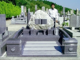 地元岐阜県の天然記念物であり、日本国国家でも詠まれる「さざれ石」を用いたお墓。「地元の銘石で、原石そのままの趣を表現したい…」お客様のあらゆるご要望に石工職人が応えます。