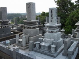 この２つのお墓は、ほぼ同じ年代に建立されたものです。左はクリーニングを行っていないお墓ですが、右のお墓はクリーニングとリフォームを行わせて頂きました。使用石種は、福岡県産「行橋石」です。