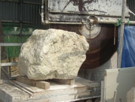 沖縄県の銘石である琉球石灰岩を切削している様子。石を切断する機材以外にも、石を磨くための研磨機や文字を彫刻する彫り機まで充実した加工設備を完備。