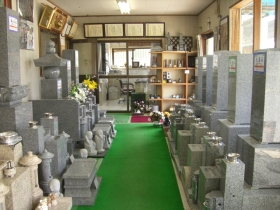 店内の展示場には数々の表彰状や施工の写真、また石で制作されたサンプルなども置いています。また墓石の展示には国産墓石の銘石である「庵治石」や「大島石」なども見られます。