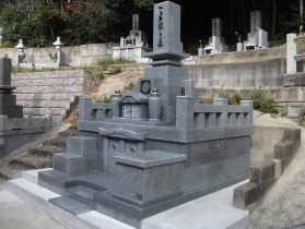 1尺5重台墓に佐賀県産「天山御影石」を使用。納骨室・外柵には中国産「G1790」を使用。ご予算に合ったお墓づくりを致します。