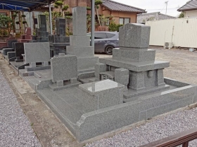 標準的な大きさの和型洋型墓石の見本を展示しています。