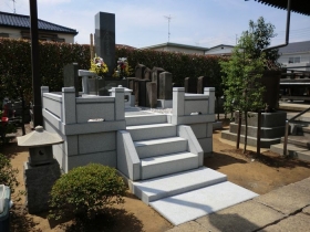 【建墓実績③】ご住職歴代のお墓を改修させていただきました。お石塔と墓誌の石種は本小松石（神奈川県産）で、外柵はアーバングレー（インド産）にて施工いたしました。