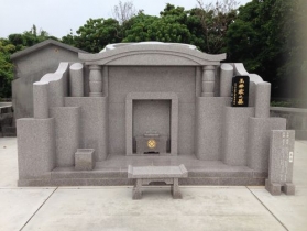 沖縄特有のお墓である亀甲墓。本州ではほとんど見ることができない、沖縄独特の形をしています。亀甲墓の由来は屋根の形状が亀の甲羅のような形をしていることからの名称です。