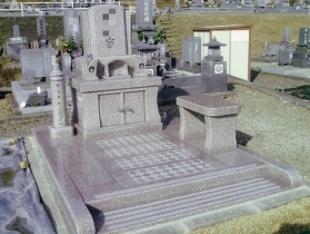 【建墓実績②】デザイン墓、石種：G635、『円柱型回転墓誌』付き。2013年施工。