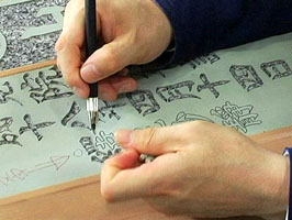 彫り入れる文字の原稿も全て人の手で製作します。