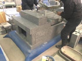 石材の納品をする前の加工段階で、間違えの無い寸法の指示と検品をしっかりとすることが、工事をする際の手際の良さにも繋がります。何よりも完成度の高い墓石をつくるために、入念な準備や段取りがかかせません。