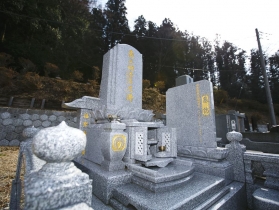 【建墓実績】こちらの石種は茨城県さんの真壁小目石。日本の四季に合う国内の墓石材も仕入れ・施工が可能です。故人を想い、金箔を施しました。