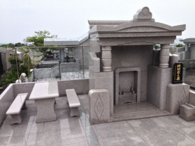 ベンチを備え付けるといったご要望にもお応えできます。沖縄県では石碑の手前のスペースが広く、例えば伝統的な清明祭（シーミー）ではそのスペースに御馳走を持ち寄ってご先祖様と一緒に食事をする風習が根付いています。