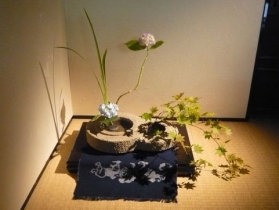 島根県の銘石「来待石（きまちいし）」を使って、生け花用の花器を作りました。2014年7月にNHK鳥取放送局の取材を受け、「とっとりの匠」というコーナーに出演致しました。</br>＜国登録有形文化財 豊田家住宅にて＞