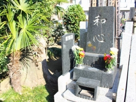登戸や和泉多摩川をはじめとした小田急線沿線を中心に、10ヶ所程、寺院墓地の紹介もしております。世界中の石材の取り寄せはもちろん、洋型・デザイン墓石の取り扱いもできます。